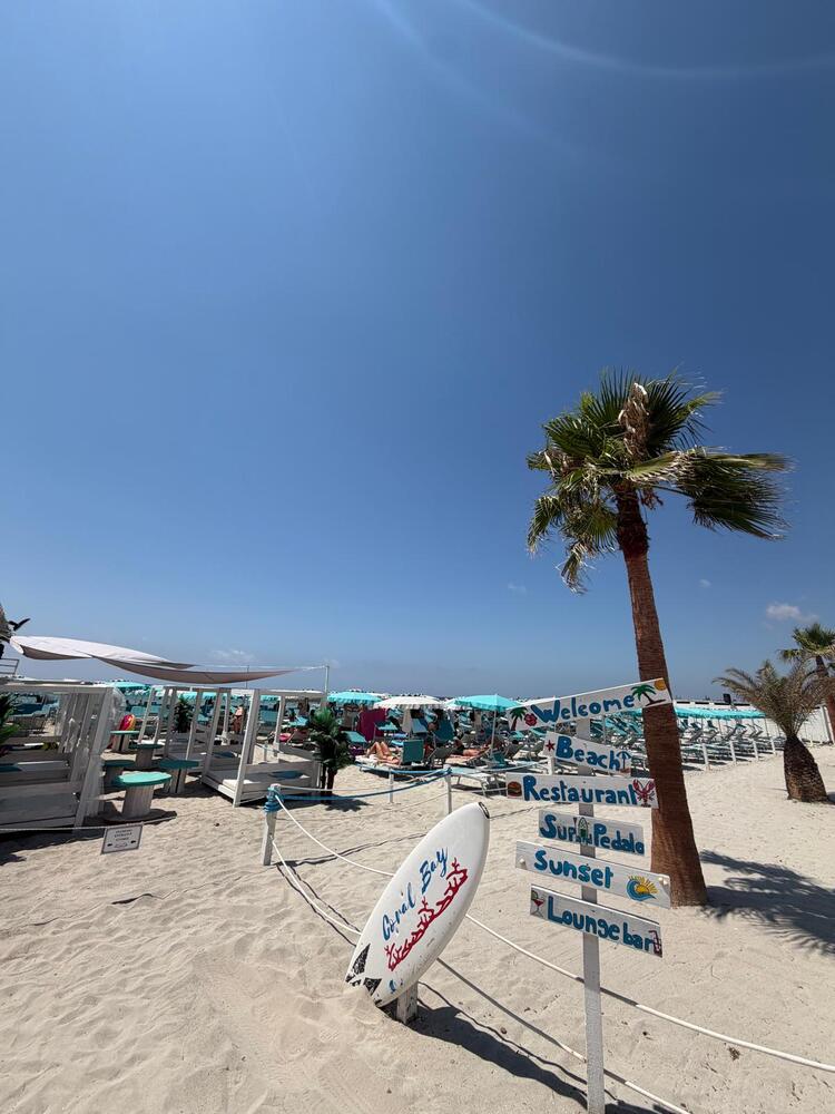 Staff e spiaggia del lido Coral Bay a Mazara del Vallo